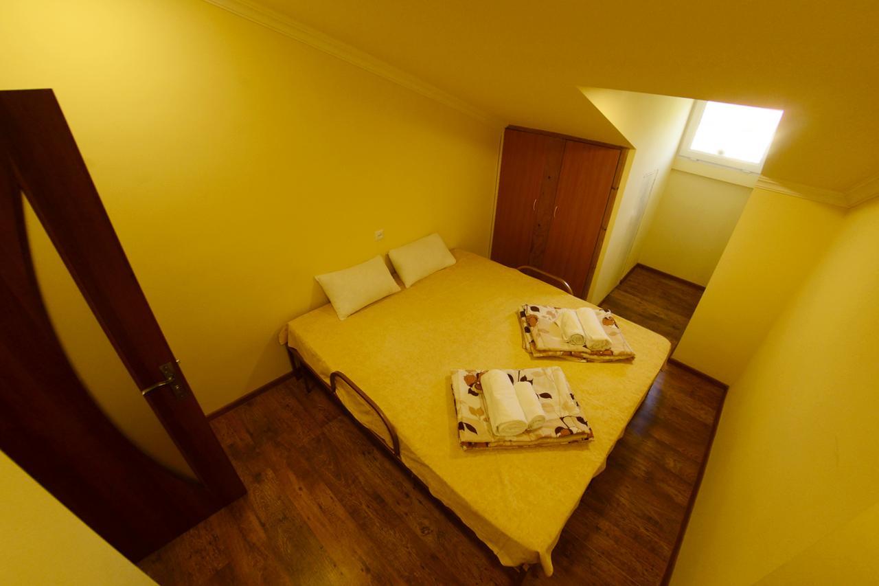 Your Hostel Erevan Esterno foto