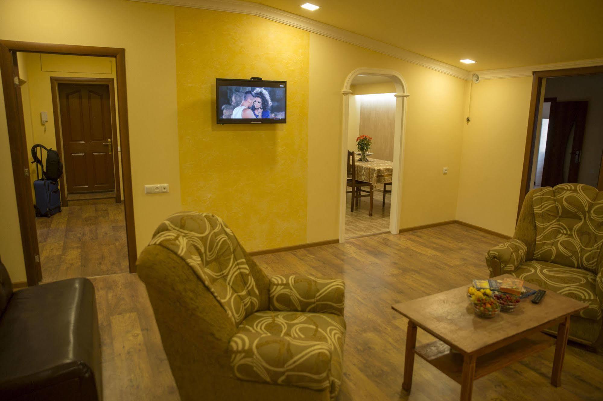 Your Hostel Erevan Esterno foto