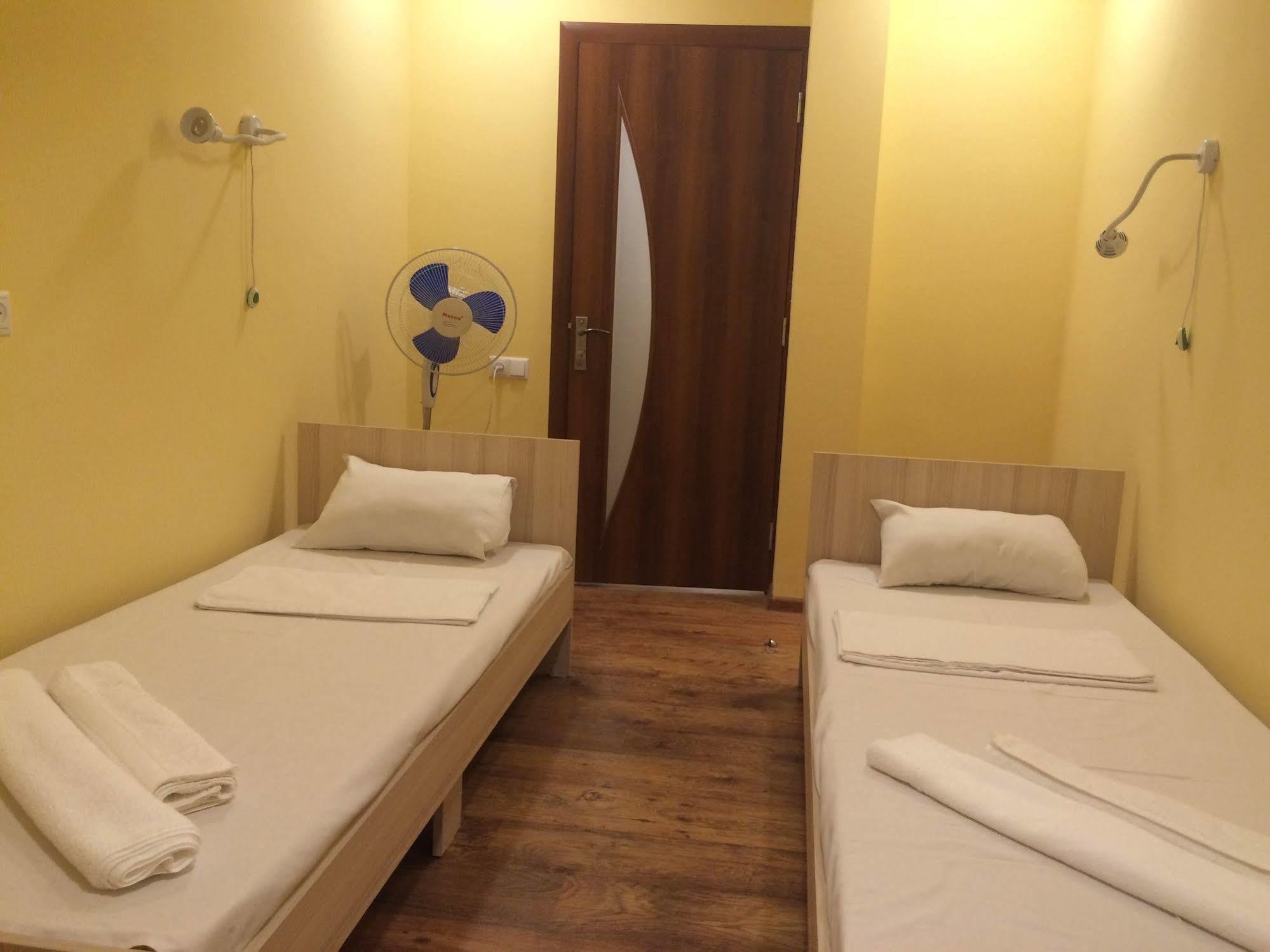 Your Hostel Erevan Esterno foto