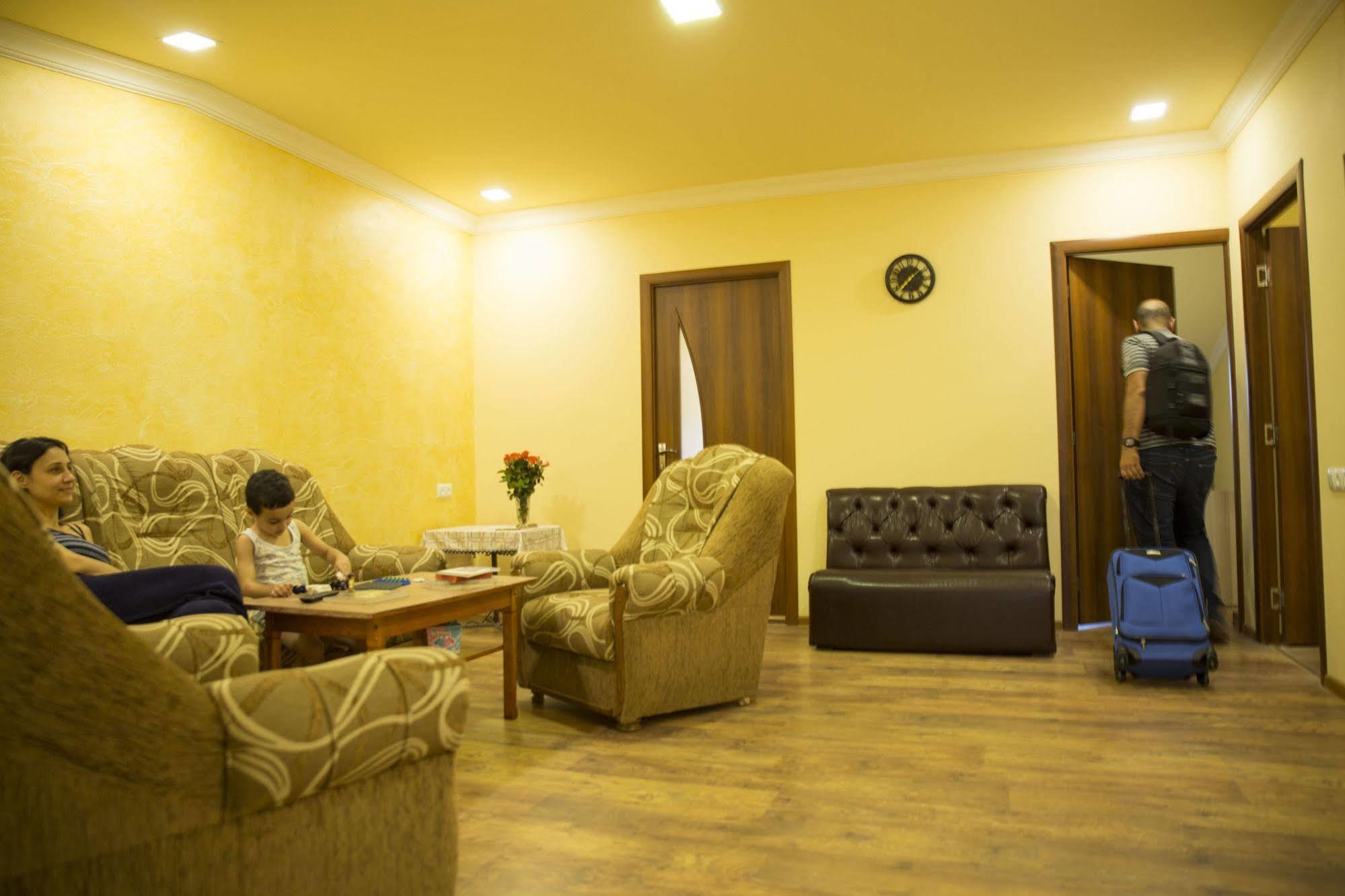 Your Hostel Erevan Esterno foto